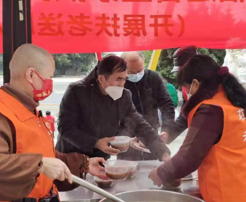 情暖疫日献爱心   腊八送粥祈安平